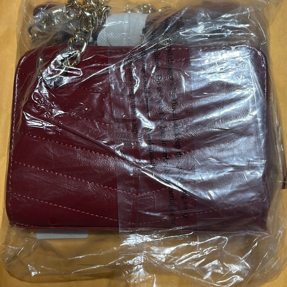 Steve Madden bchev Crossbody Bag (RED) - Picture 2 of 2